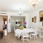 Prince Apartments דירה
